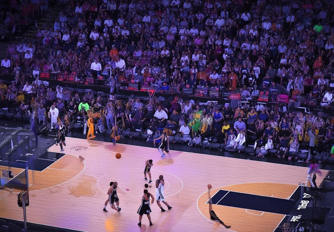 2019湖篮季前赛：詹姆斯戴维斯领航 湖人篮网新援首秀精彩对决